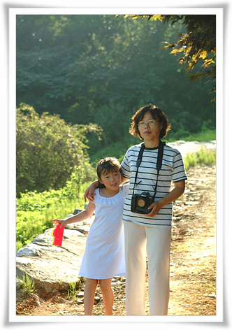 엄마와 함께 사진 나들이. 아빠, 예쁘게 찍어주세요. 